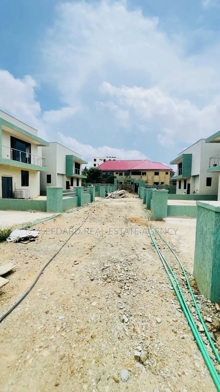 4bdrm Duplex in Sefdard Properties, Achimota for sale in Achimota