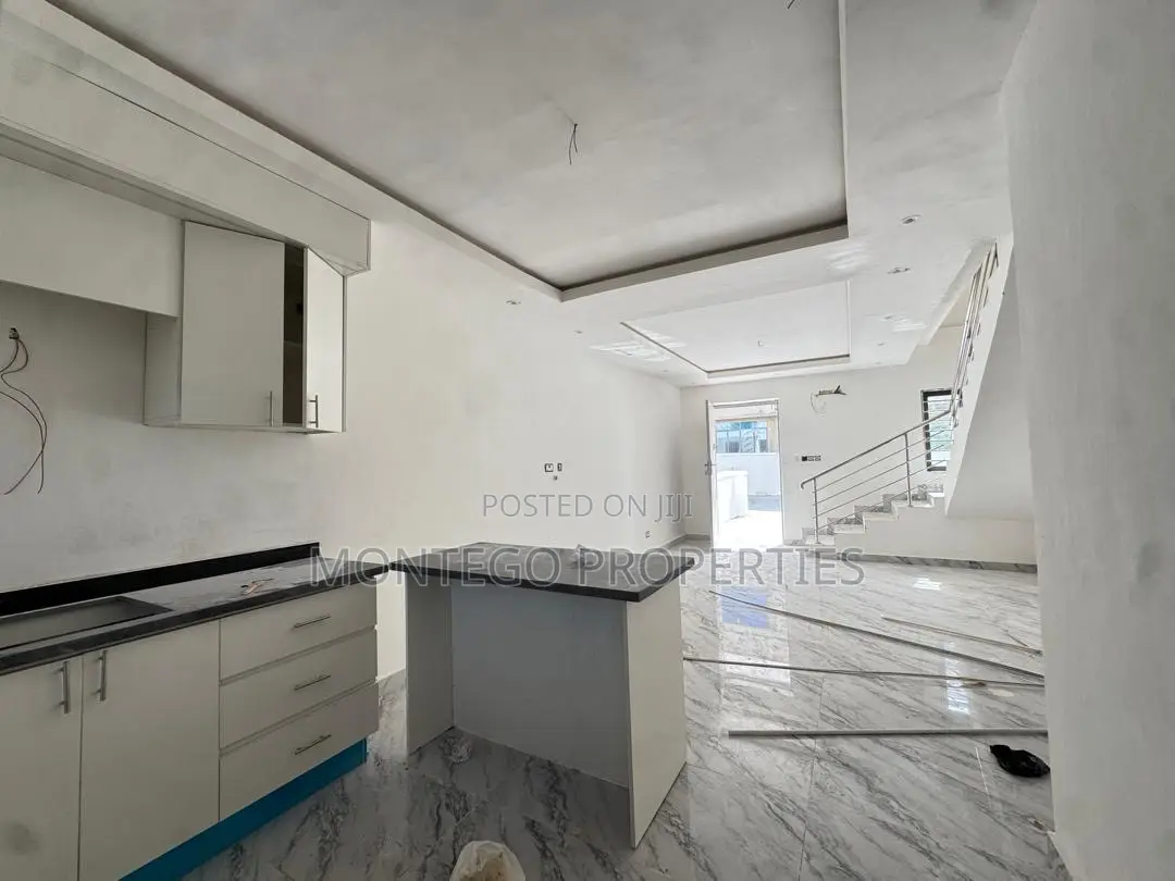2bdrm Condo in School Junction, Adjiriganor for sale in Adjiriganor