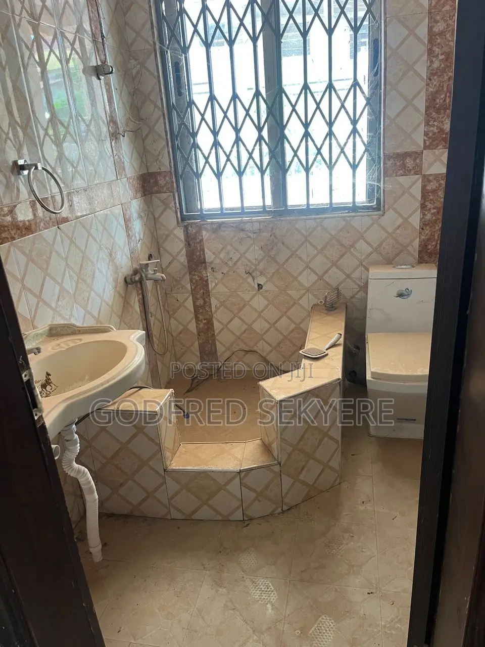 6bdrm House in Adeleke Estates, Kumasi Metropolitan for sale in Kumasi Metropolitan
