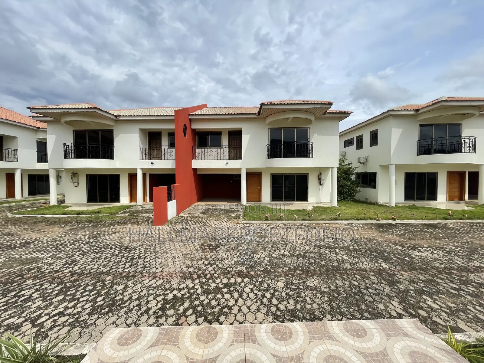 20bdrm Townhouse/Terrace in North Legon for sale in North Legon