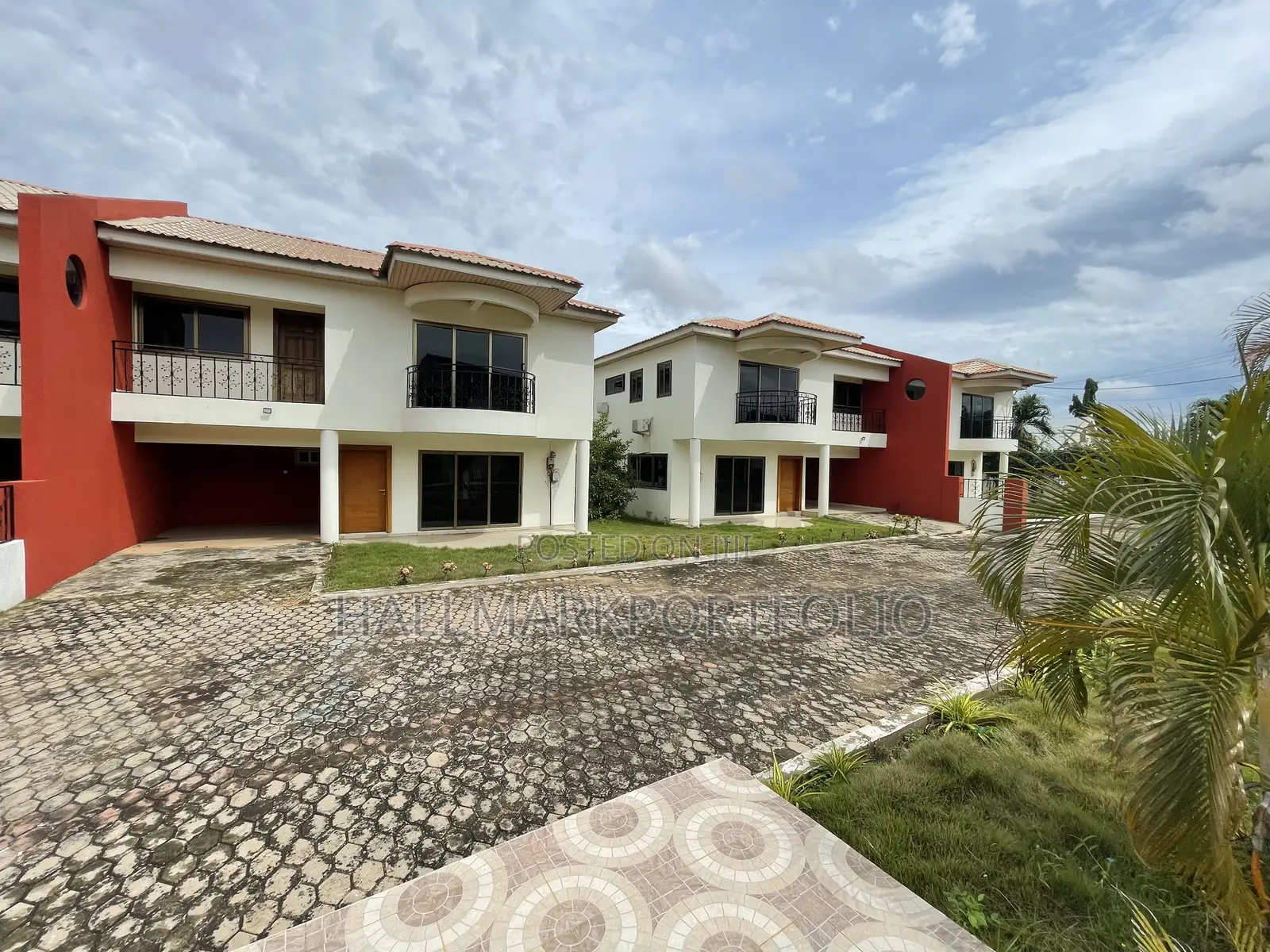 20bdrm Townhouse/Terrace in North Legon for sale in North Legon