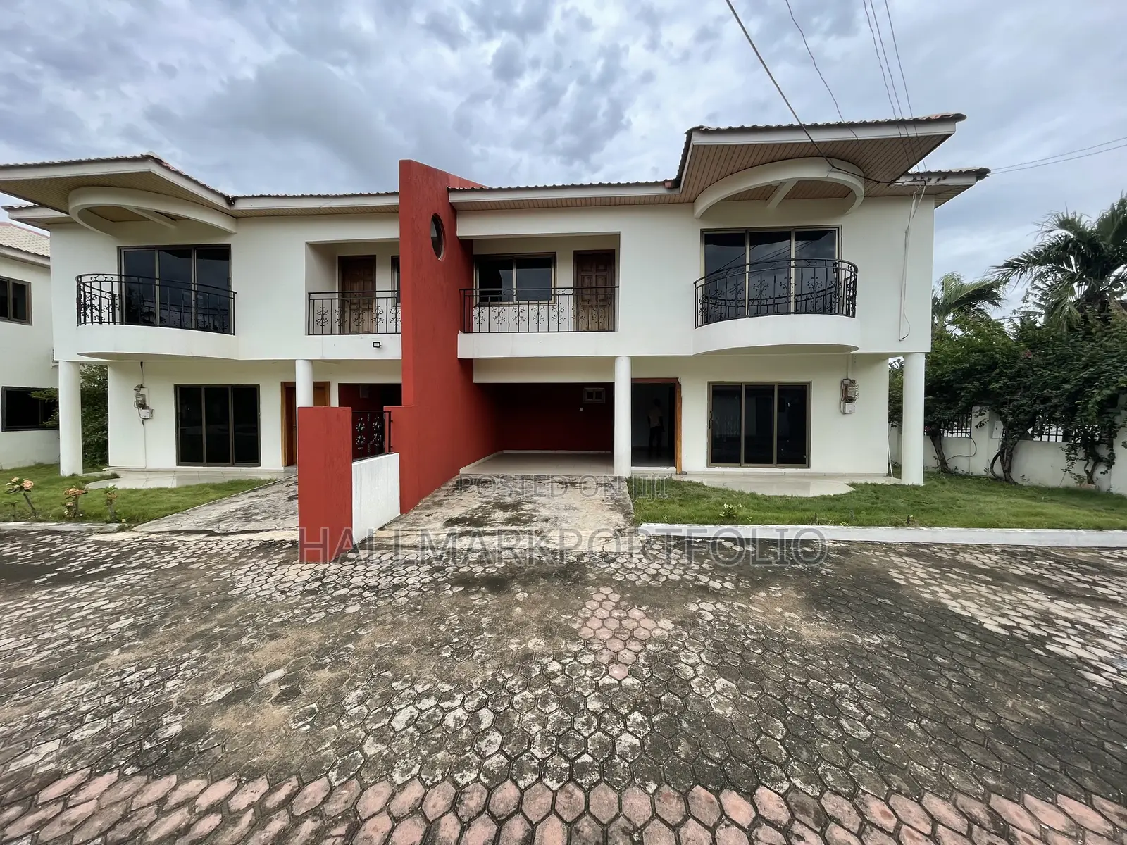 20bdrm Townhouse/Terrace in North Legon for sale in North Legon