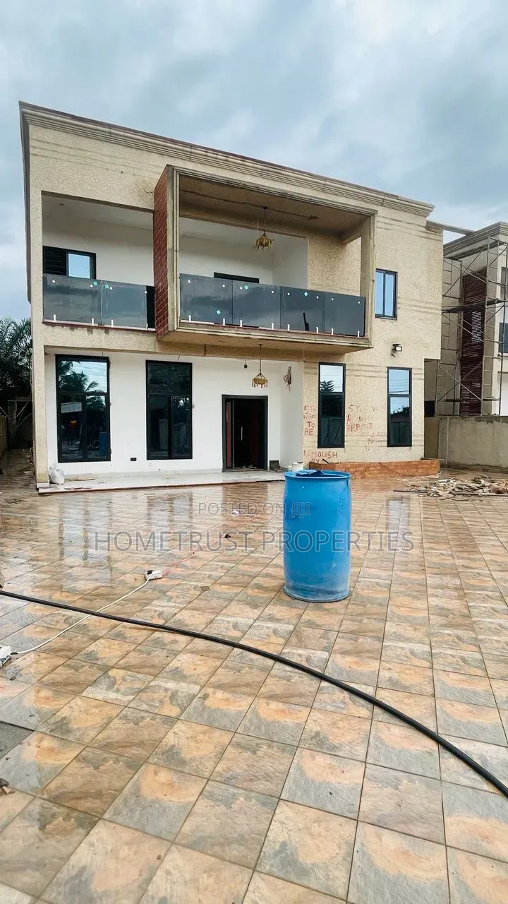 4bdrm Duplex in Ashongman Area, Police Station for sale in Police Station