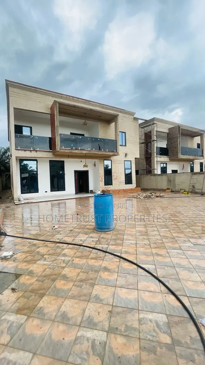 4bdrm Duplex in Ashongman Area, Police Station for sale in Police Station
