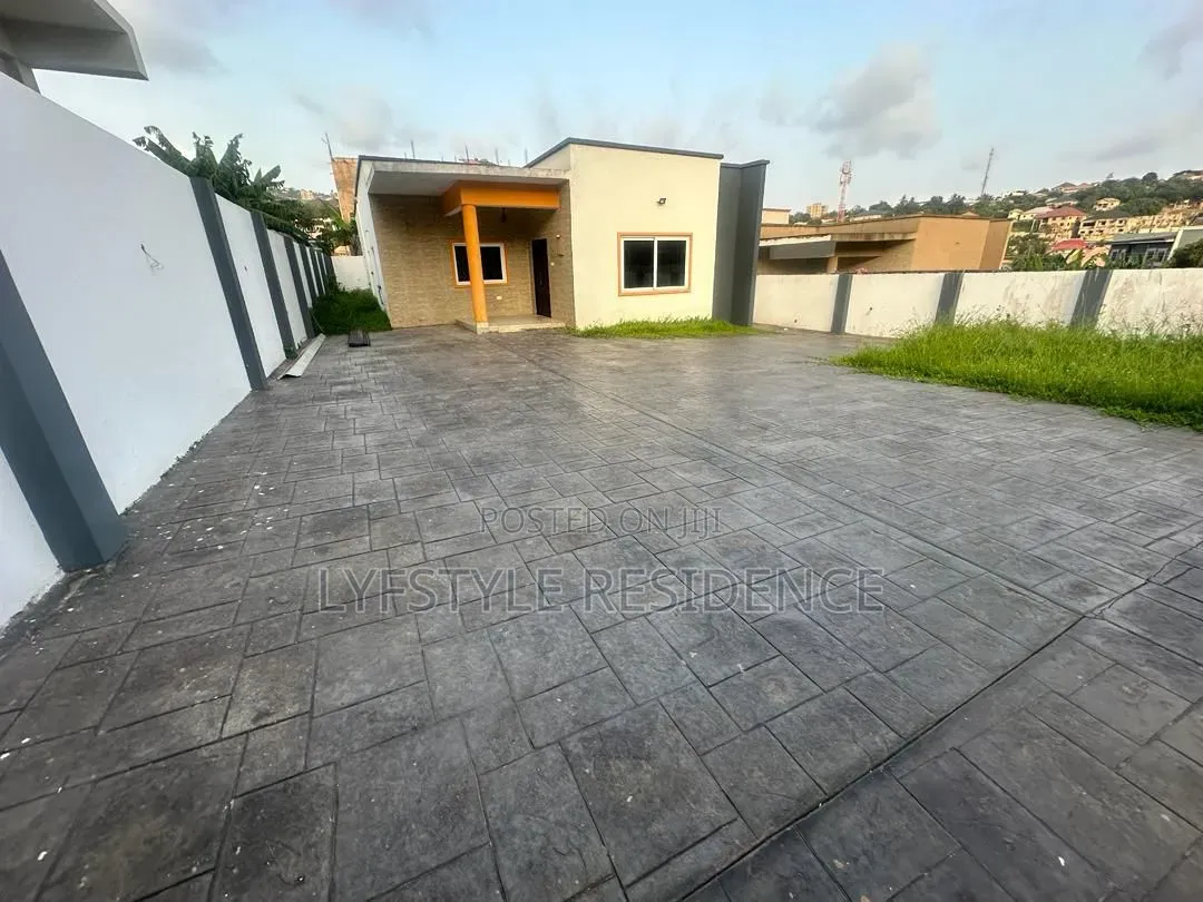 3bdrm House in Kwabenya for sale in Kwabenya