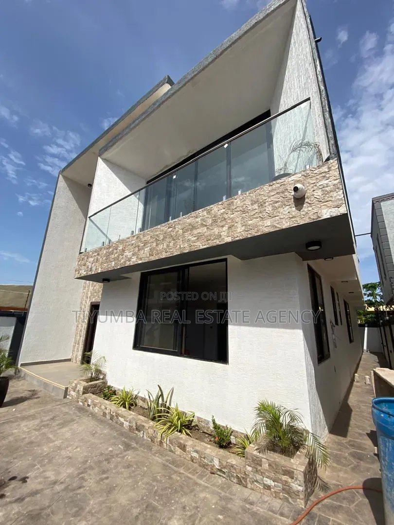 4bdrm Duplex in Tiyumba Real Estate, Unity Closed for sale in Unity Closed
