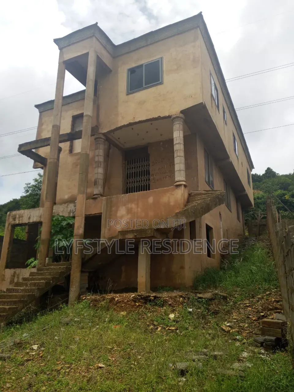 6bdrm House in Comet Estate, Kwabenya for sale in Kwabenya