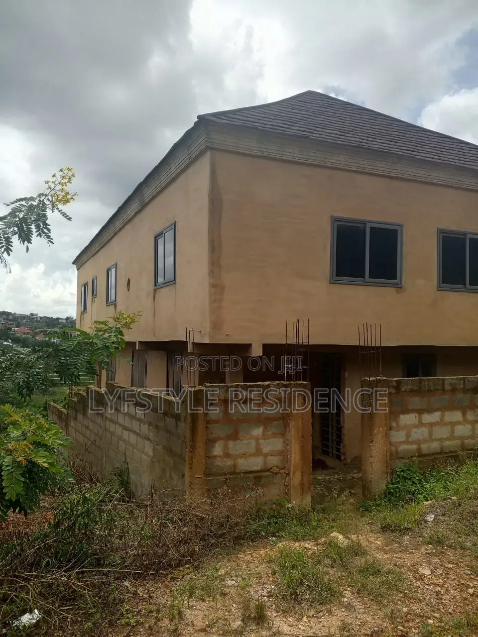 6bdrm House in Comet Estate, Kwabenya for sale in Kwabenya