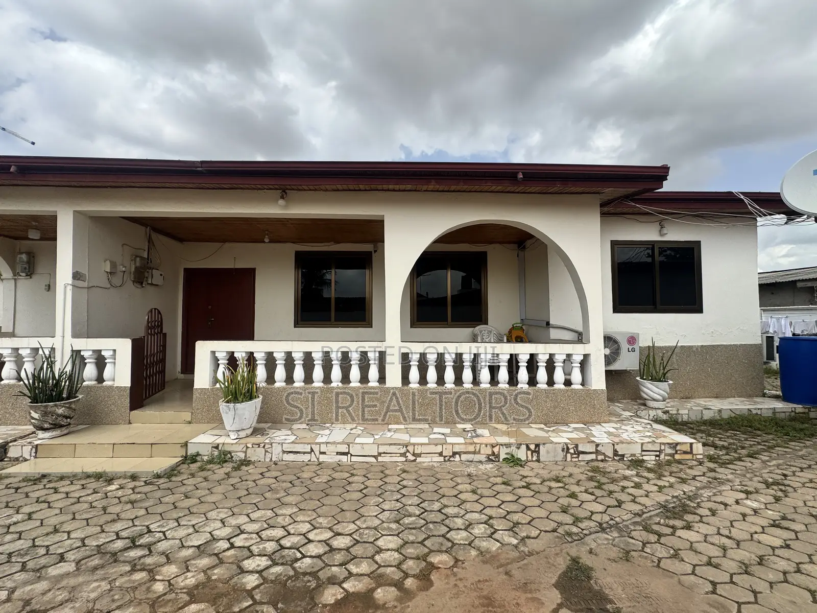 4bdrm Bungalow in Community 19 Annex, Sakumono for sale in Sakumono