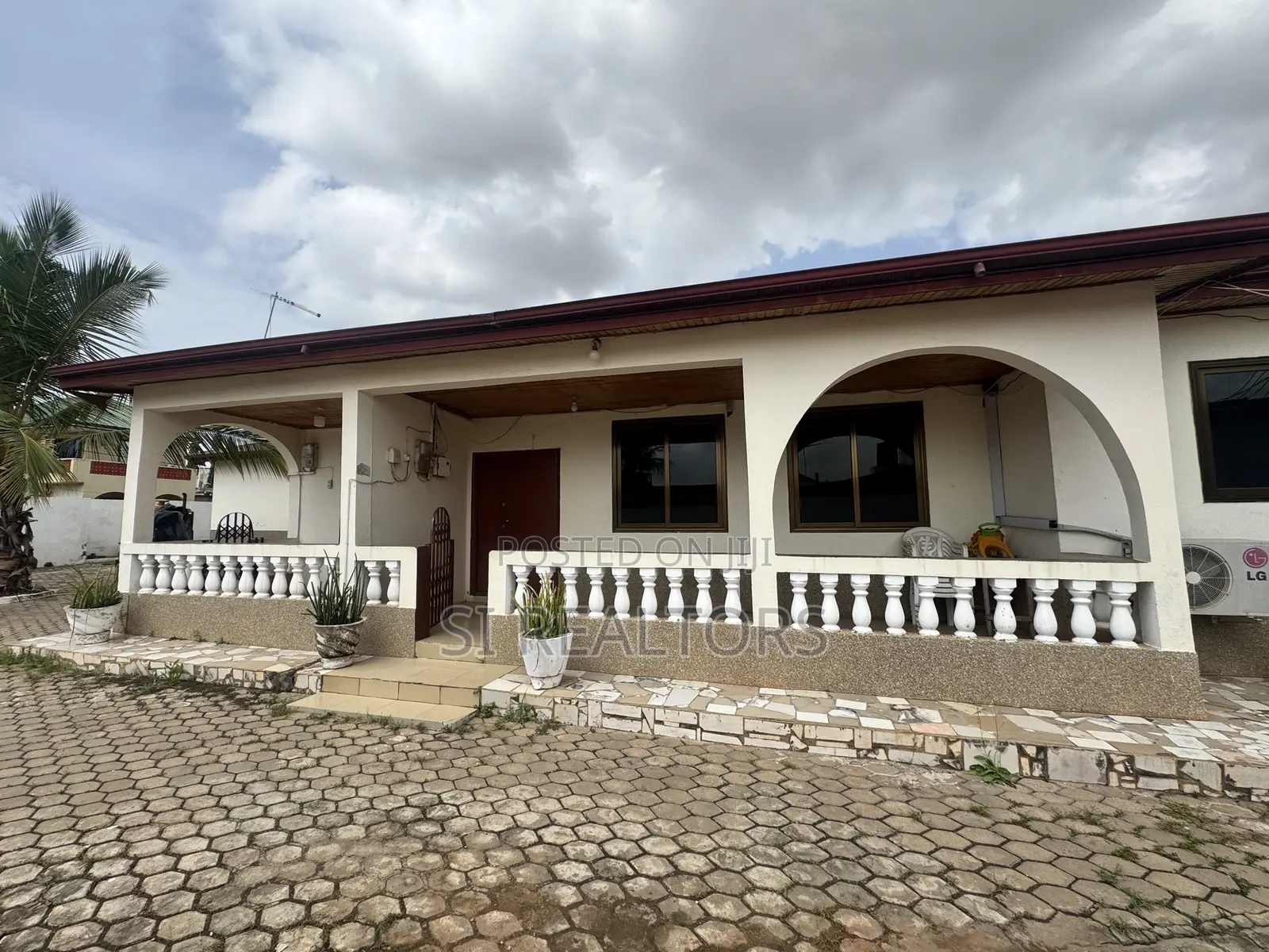 4bdrm Bungalow in Community 19 Annex, Sakumono for sale in Sakumono