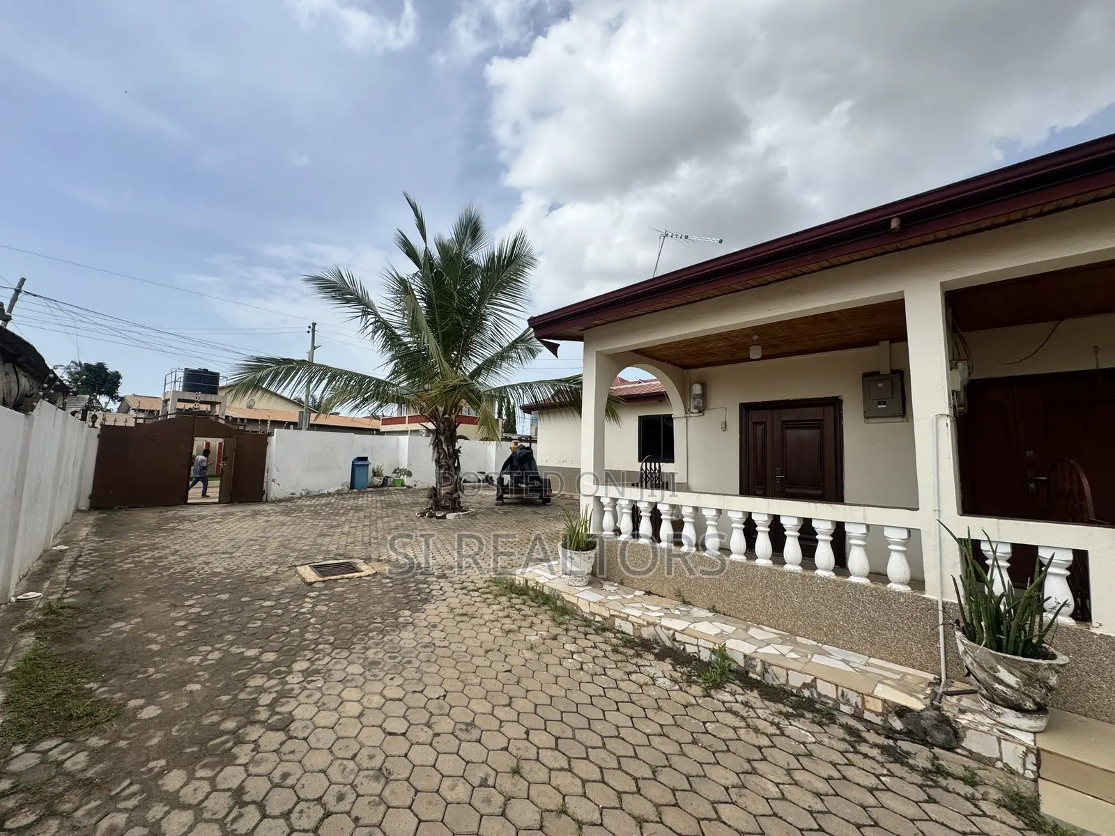4bdrm Bungalow in Community 19 Annex, Sakumono for sale in Sakumono