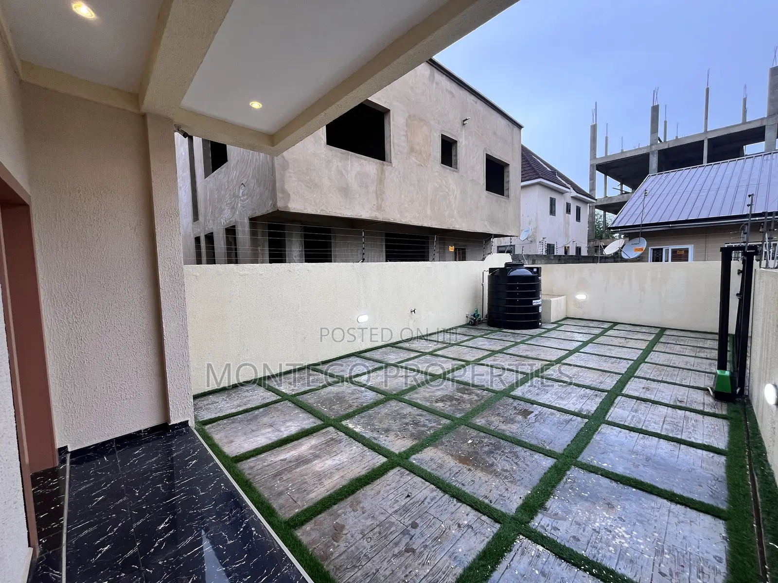2bdrm Duplex in Adjiringanor, School Junction for sale in School Junction