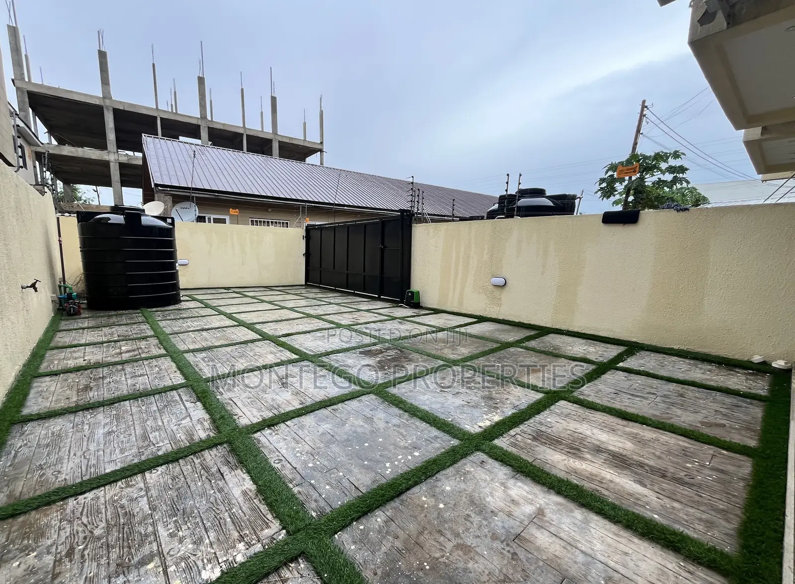 2bdrm Duplex in Adjiringanor, School Junction for sale in School Junction
