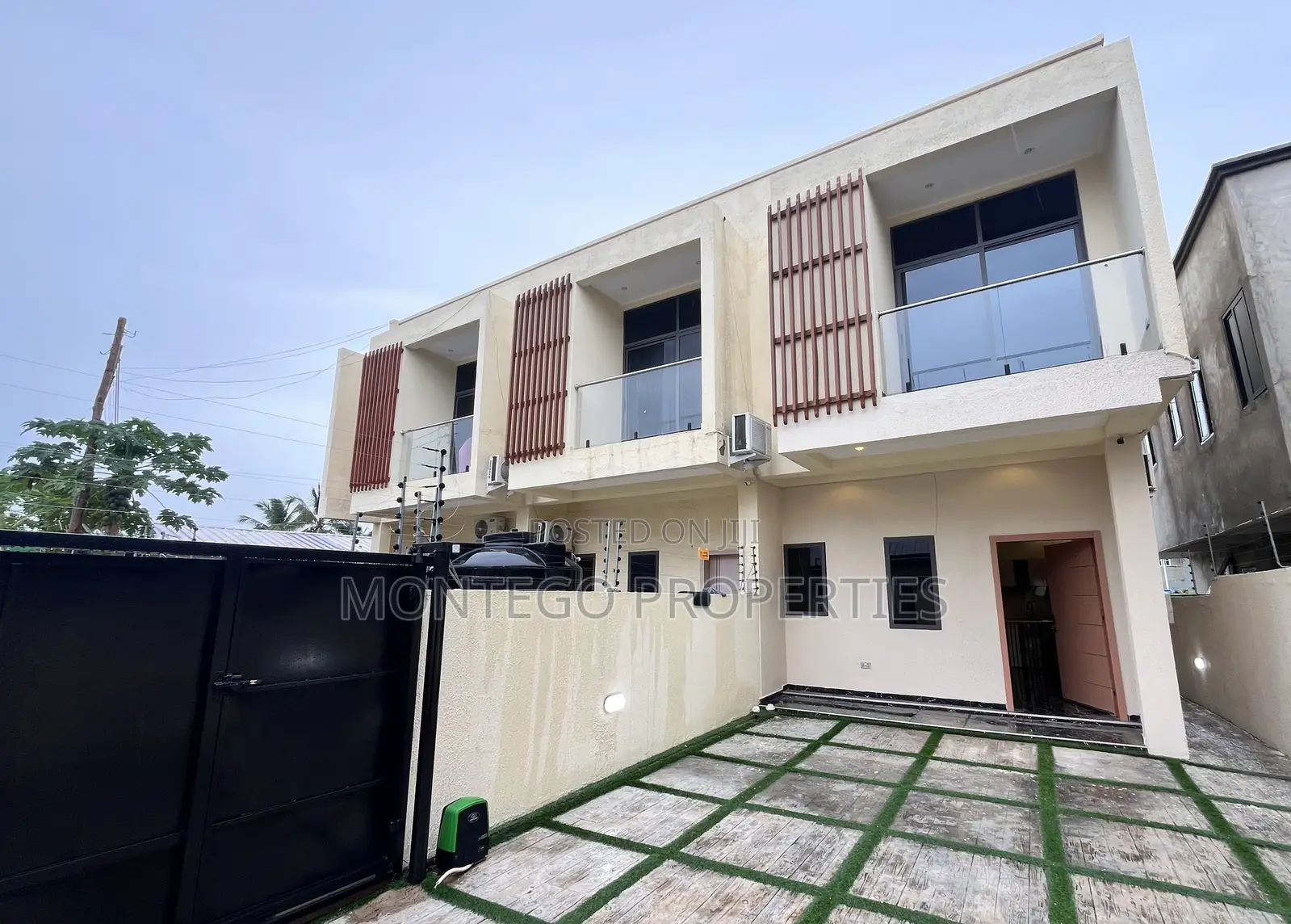 2bdrm Duplex in Adjiringanor, School Junction for sale in School Junction