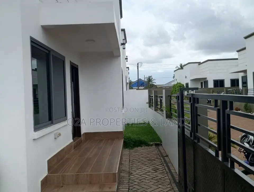 3bdrm Townhouse / Terrace in Adenta, Barrier for rent in Barrier