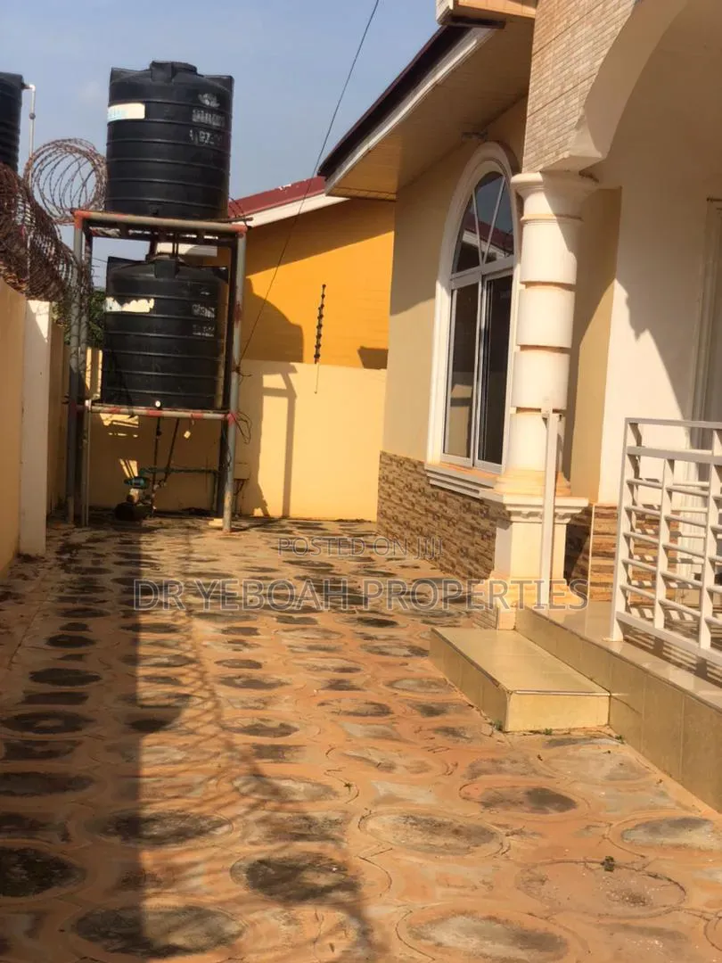 3bdrm House in Spintex:- 3 Bedrooms, Baatsona Total for rent in Baatsona Total