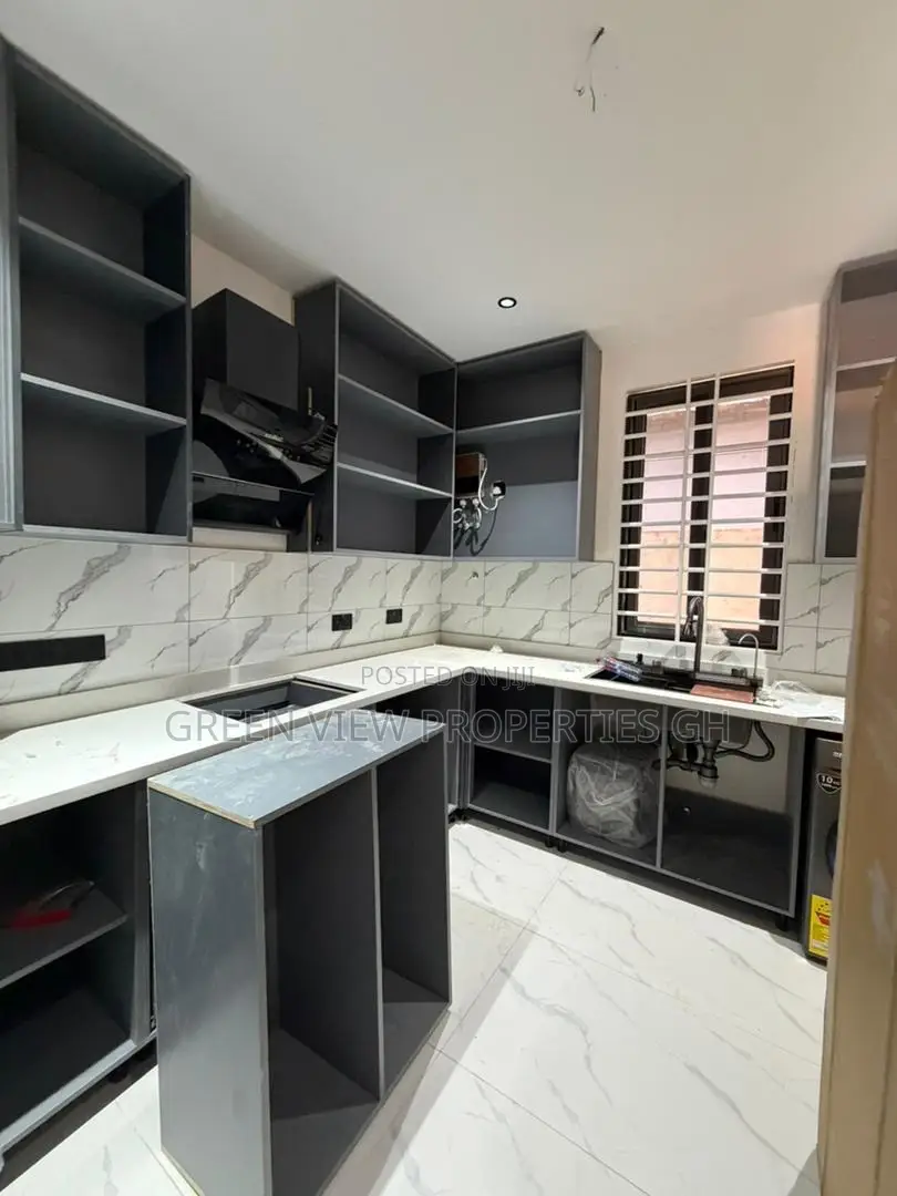 5bdrm Duplex in Dansoman for sale in Dansoman