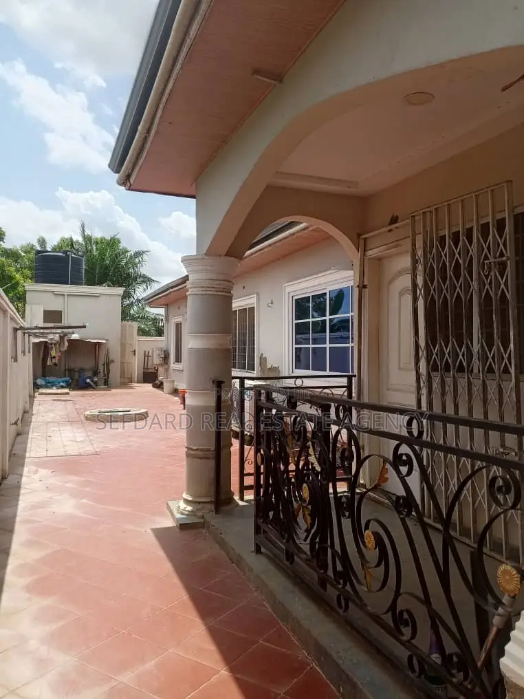 3bdrm House in Sefdard Properties, Amasaman for rent in Amasaman