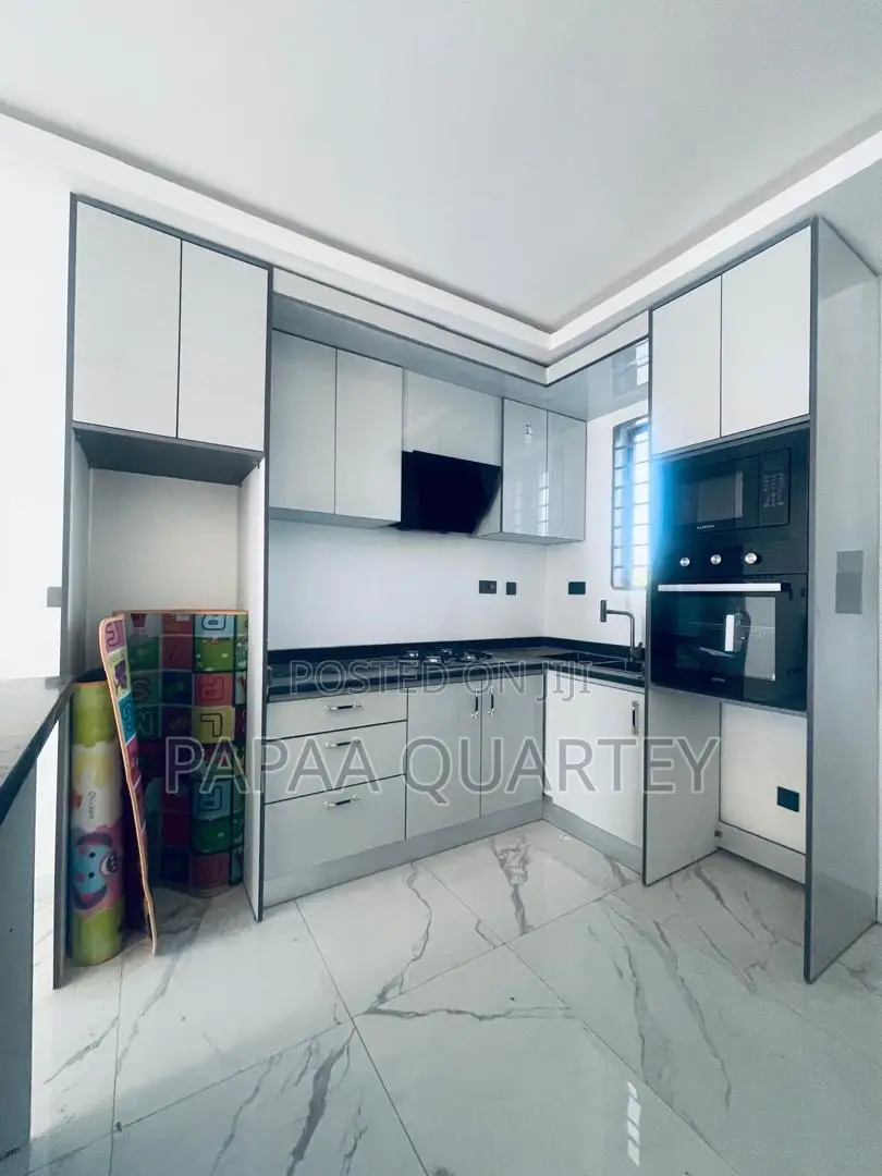 9bdrm House in Ashaley Botwe for sale in Ashaley Botwe
