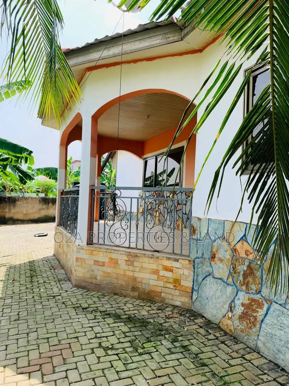 5bdrm House in Abokobi, Atraco for sale in Atraco
