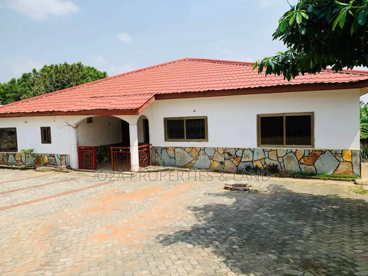 5bdrm House in Abokobi, Atraco for sale in Atraco