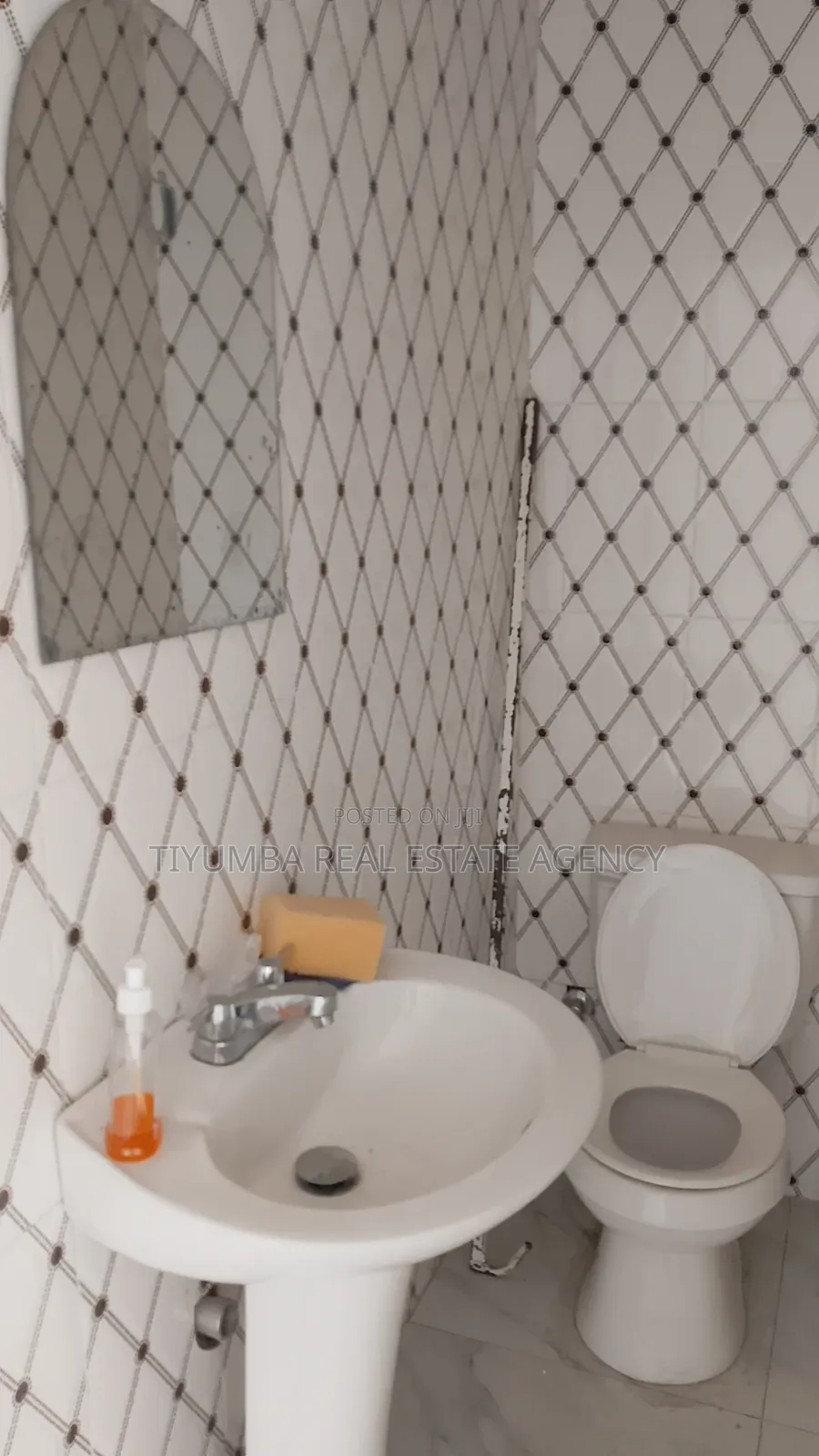 Shop Space for Rent at East Legon. in Bawaleshie