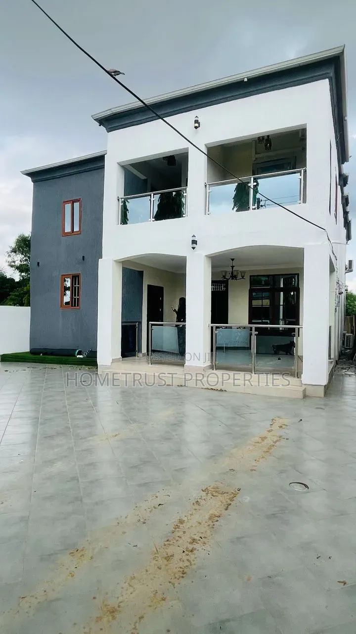 Furnished 6bdrm Duplex in Ablekuma Ga Odumase, Pentecost for sale in Pentecost