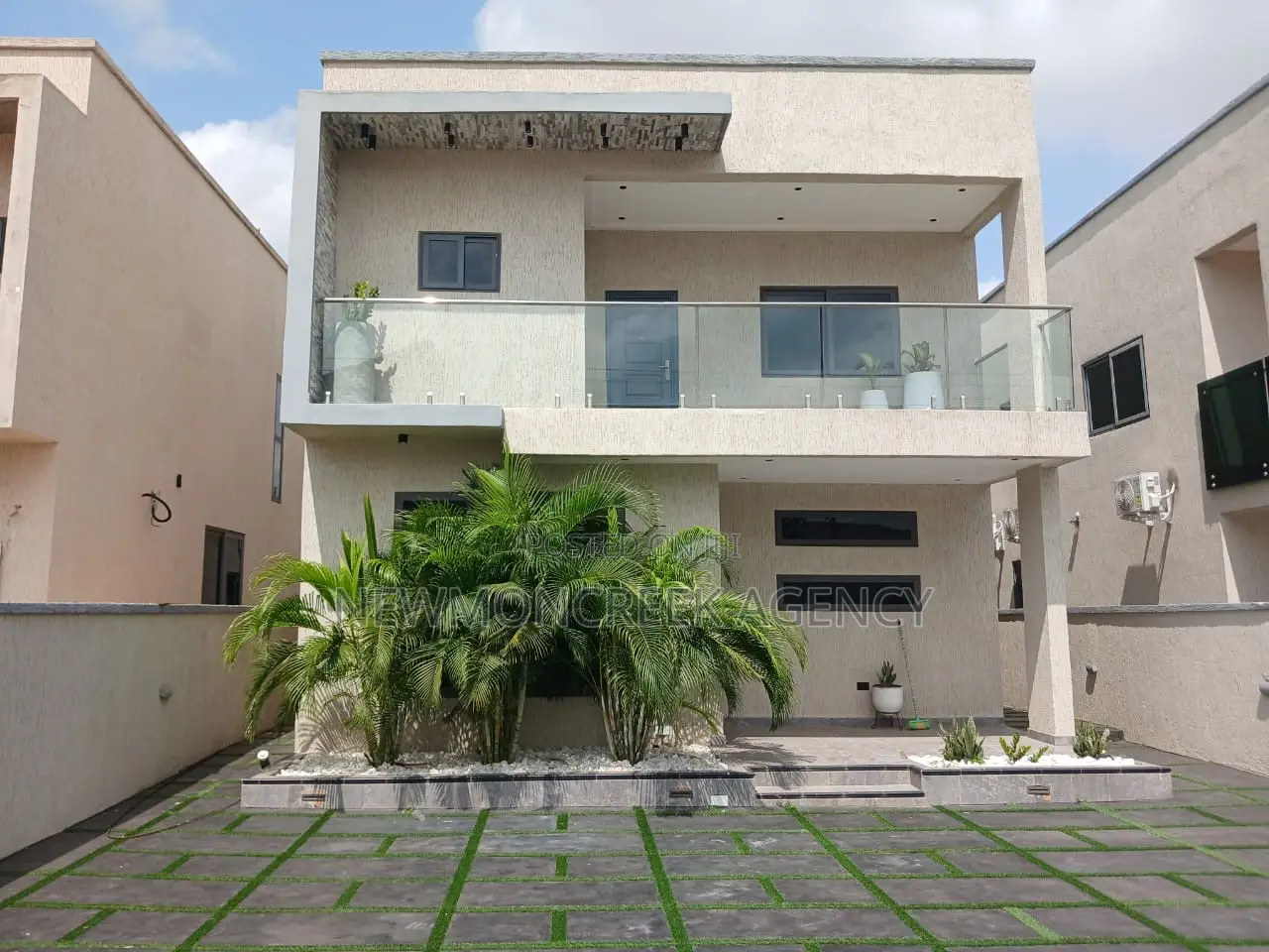 4bdrm Duplex in Lakeside Estates, Accra Metropolitan for sale in Accra Metropolitan