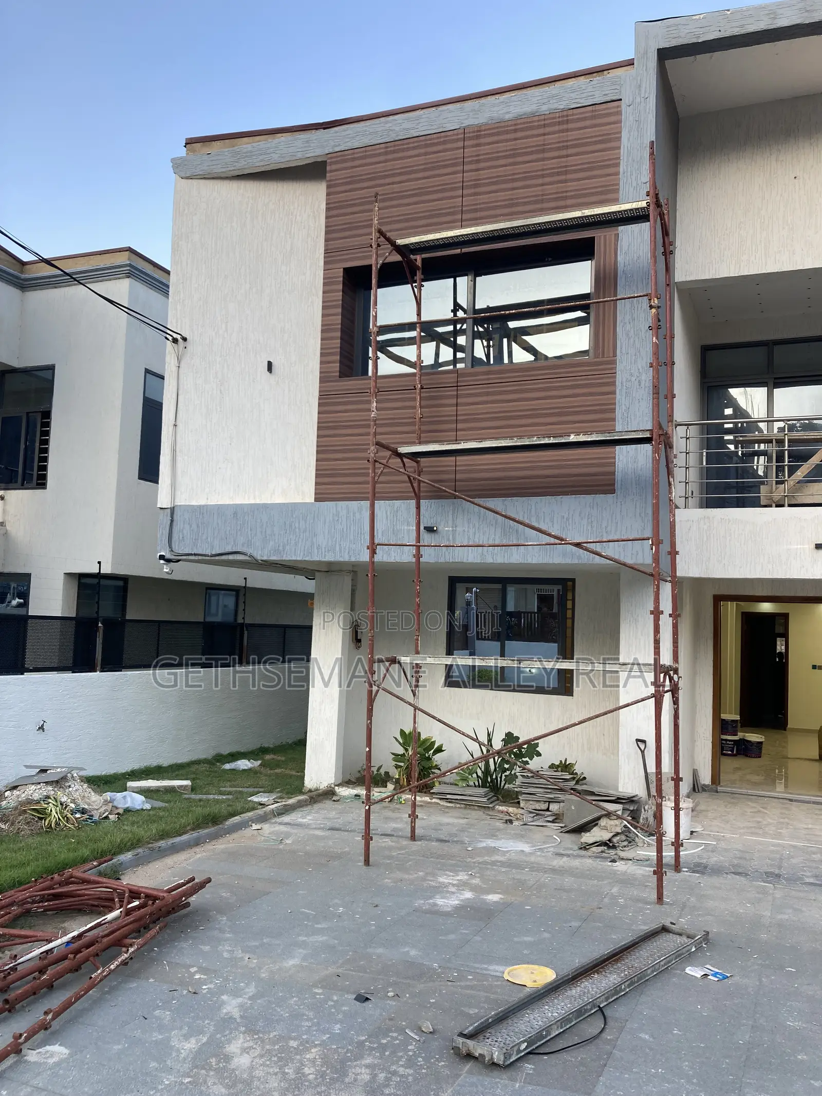 5bdrm House in West Hills for sale in West Hills Mall Area
