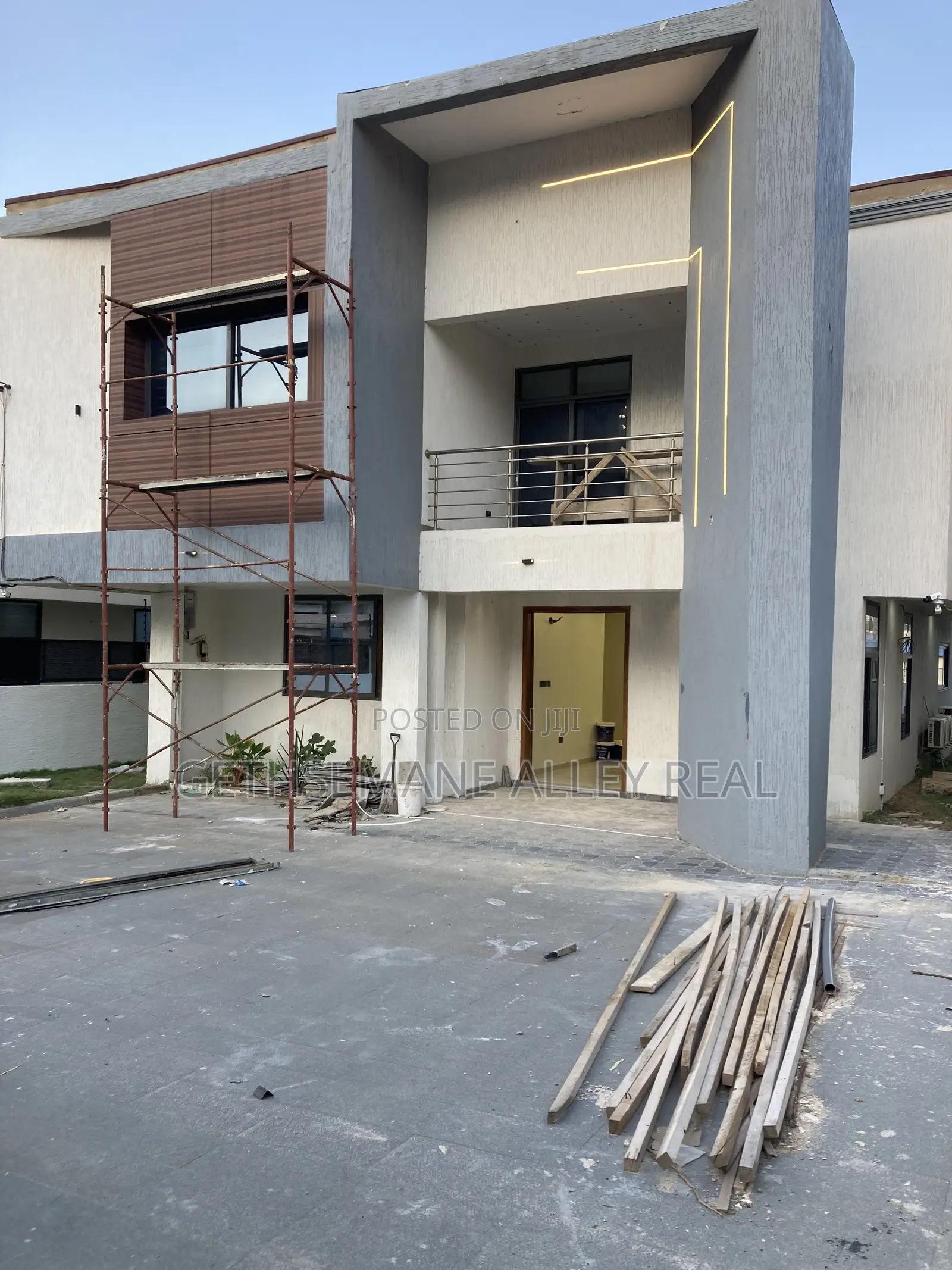 5bdrm House in West Hills for sale in West Hills Mall Area