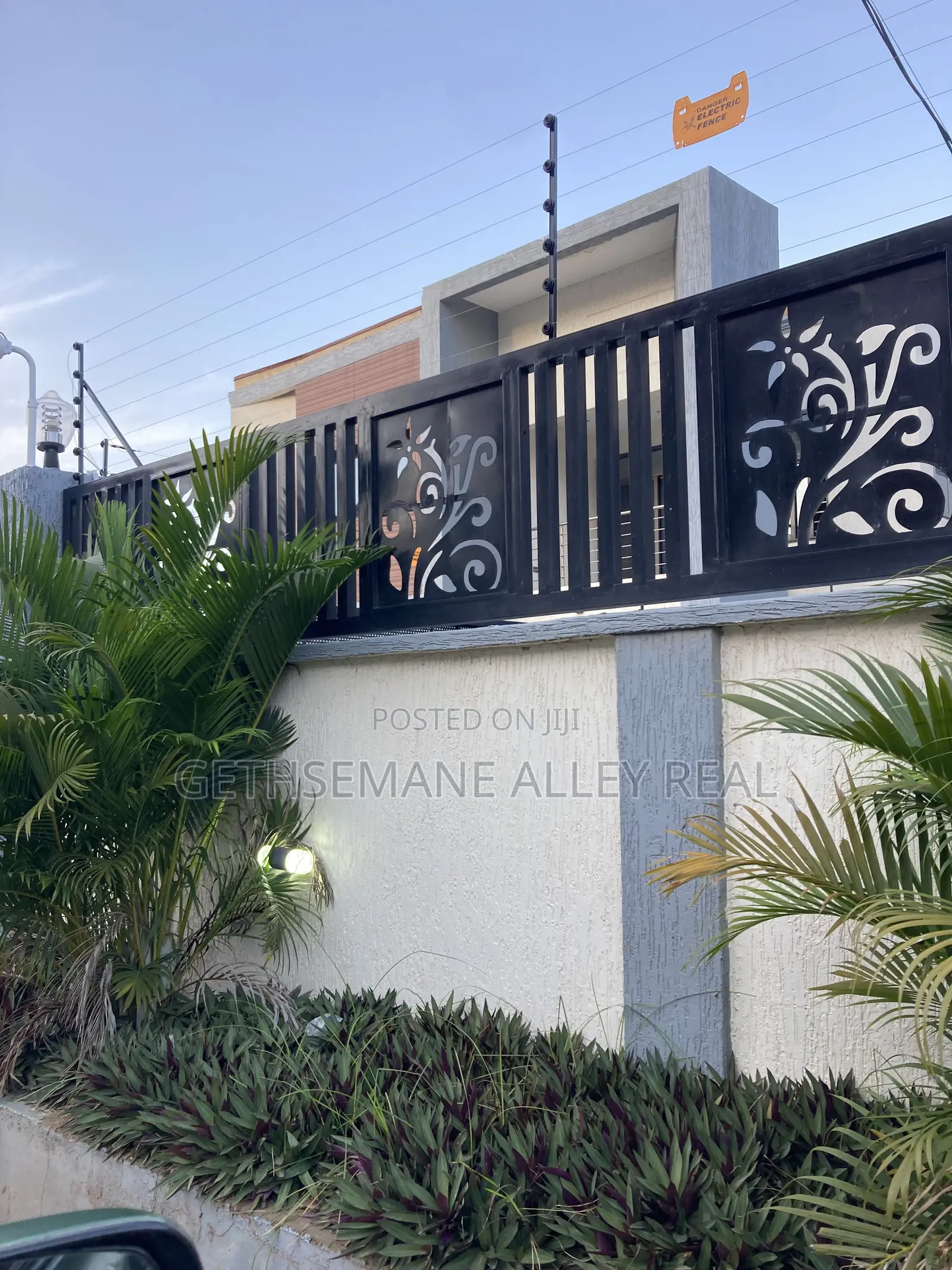 5bdrm House in West Hills for sale in West Hills Mall Area