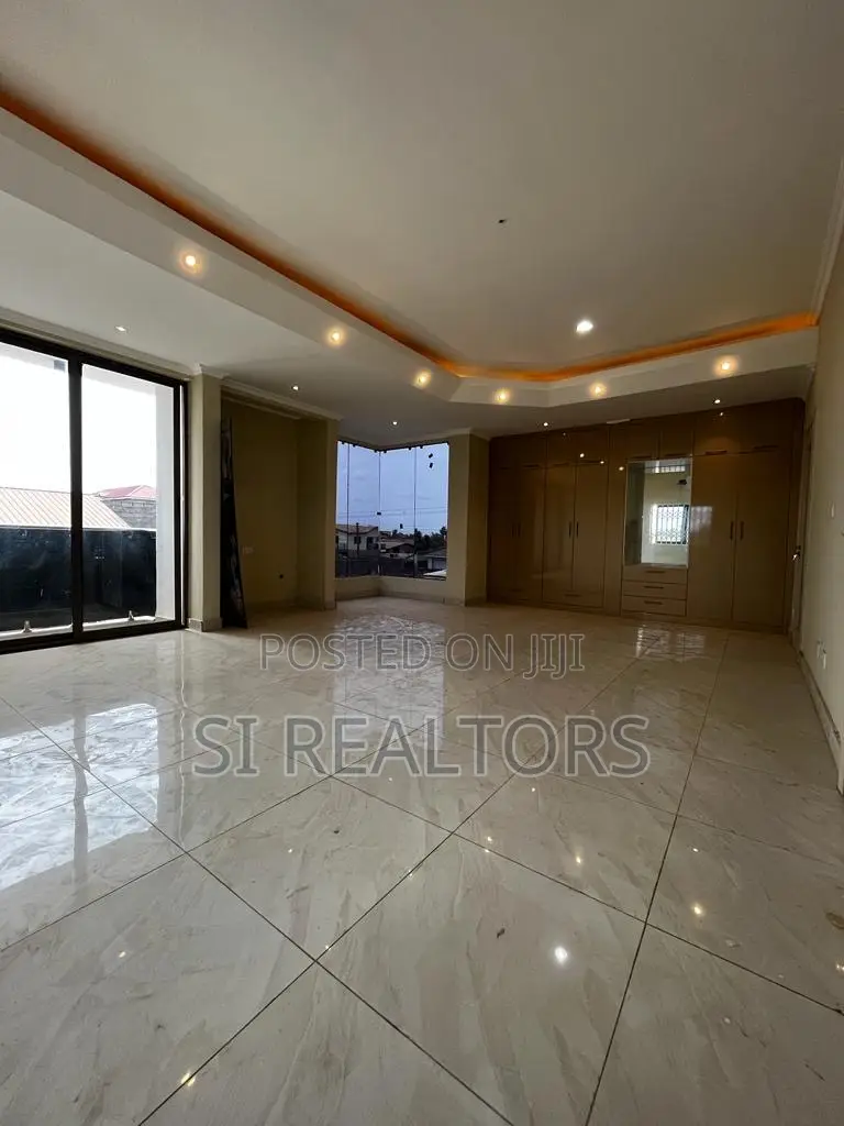 4bdrm Duplex in Community 16, Sakumono for sale in Sakumono