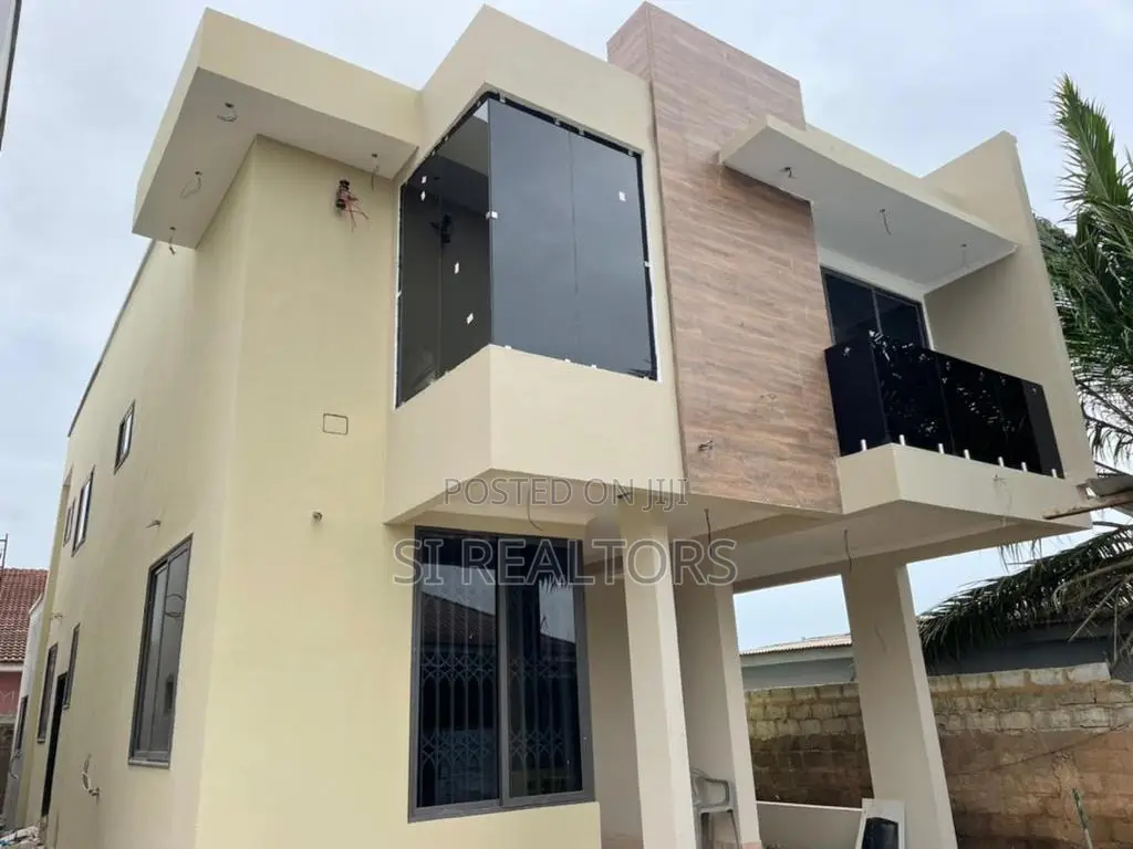 4bdrm Duplex in Community 16, Sakumono for sale in Sakumono