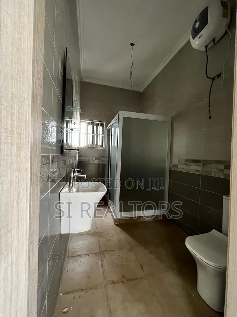 4bdrm Duplex in Community 16, Sakumono for sale in Sakumono