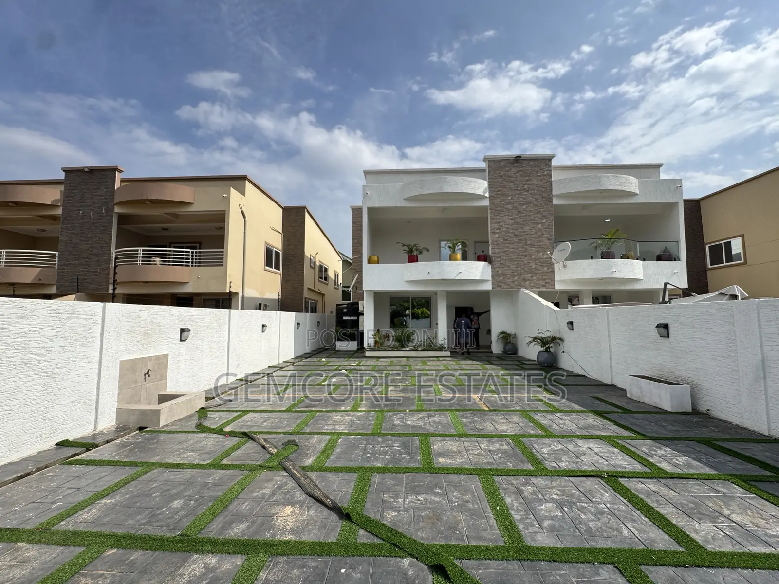 3bdrm Townhouse / Terrace in School Junction, Ashaley Botwe for rent in Ashaley Botwe