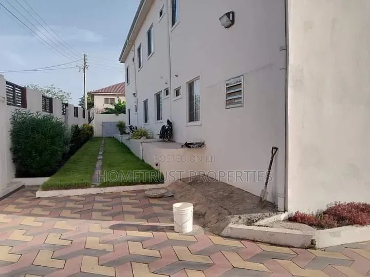 20bdrm Apartment in Adenta Panteng, SDA Area for sale in SDA Area
