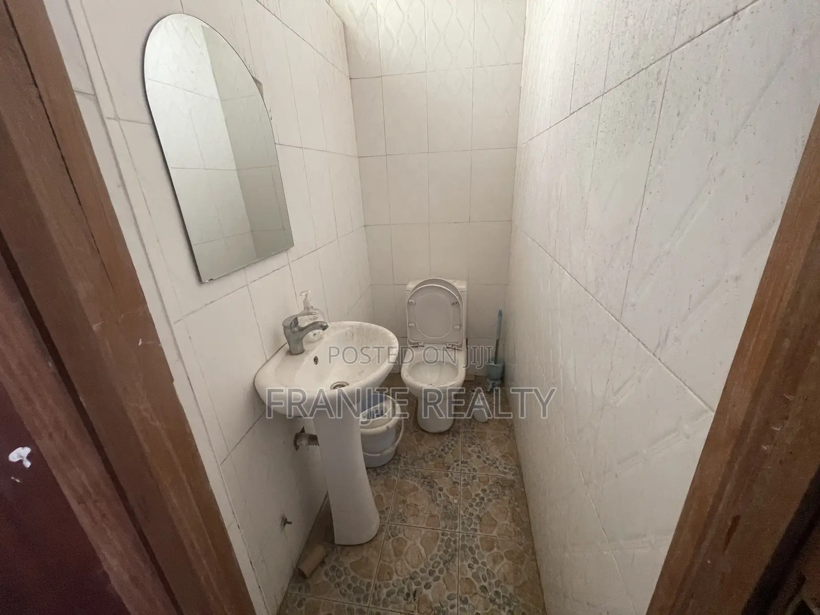 Spacious Shop/Office Space for Rent at Darkuman. in Darkuman