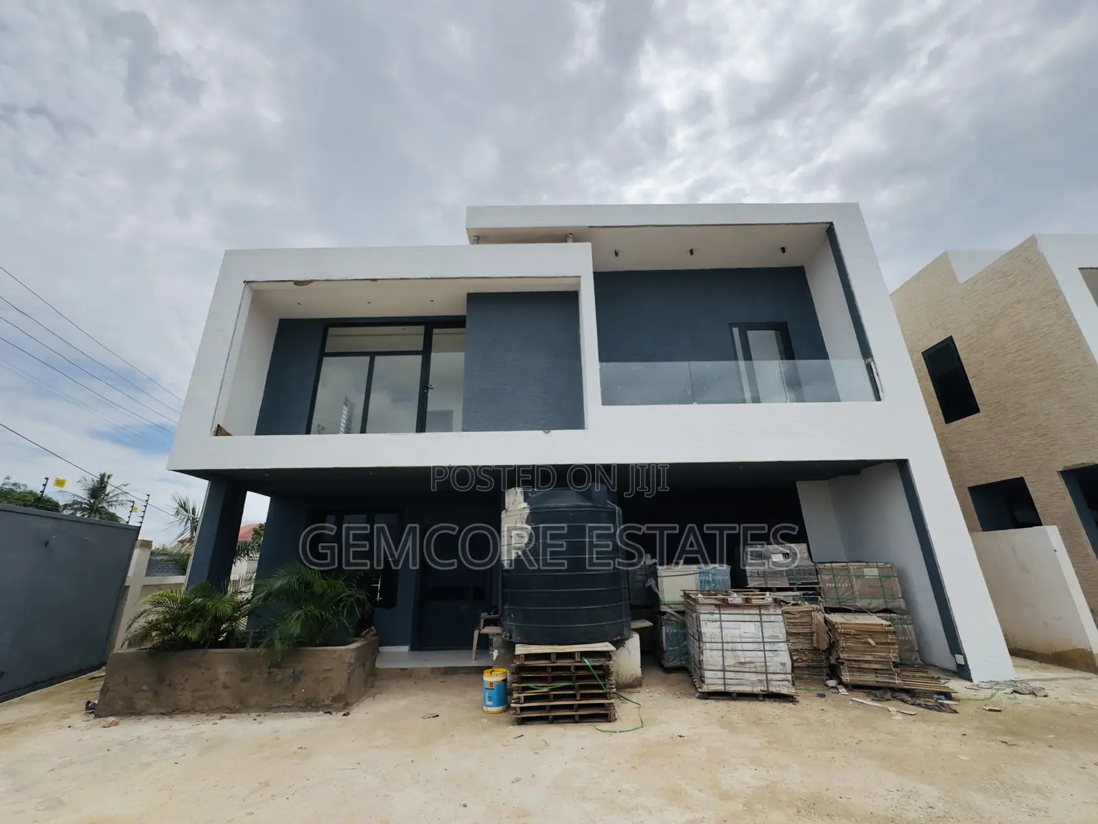 4bdrm Townhouse / Terrace in School Junction, Ashaley Botwe for rent in Ashaley Botwe