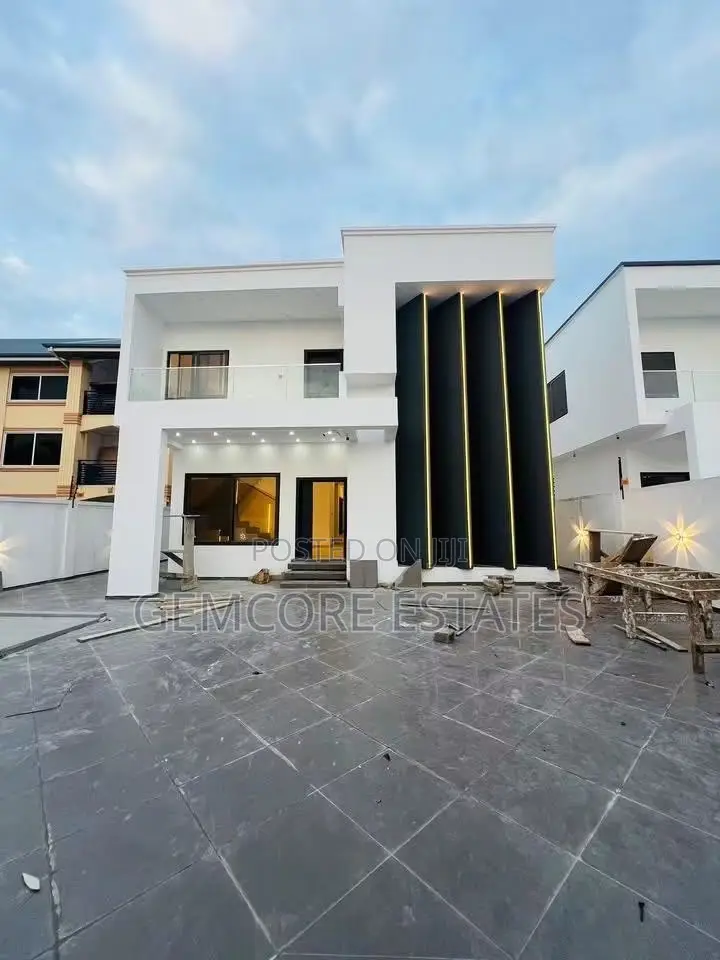 4bdrm House in School Junction, East Legon for sale in East Legon