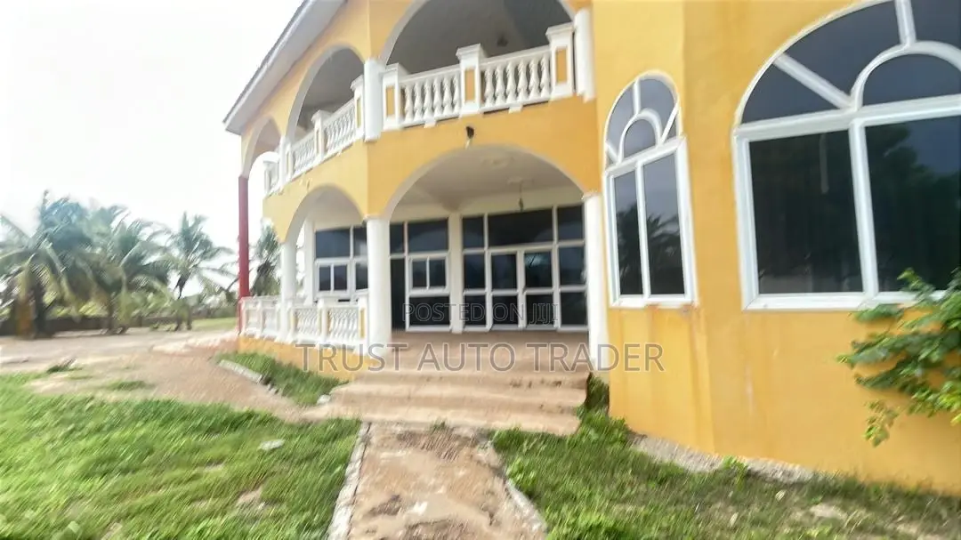 10bdrm Villa in Beachfront Resort for sale in Prampram