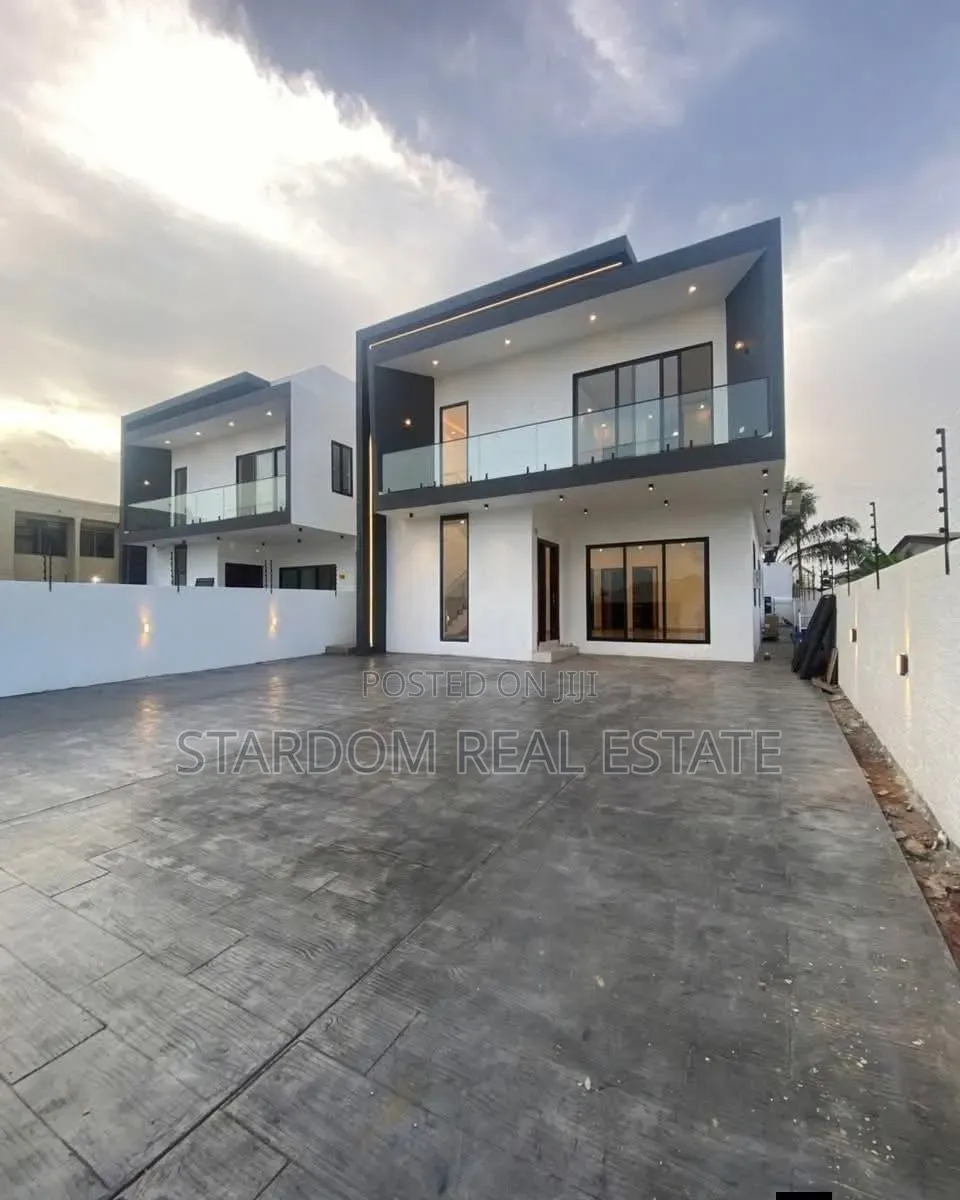4bdrm Duplex in Sakumono for sale in Sakumono