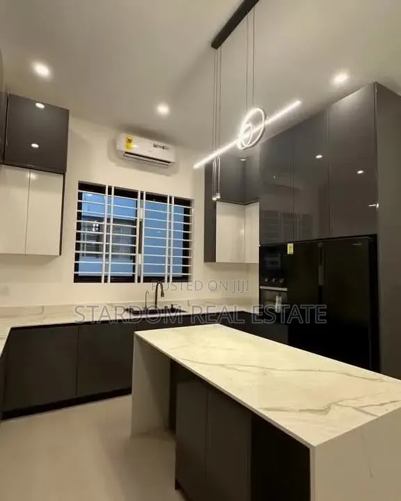 4bdrm Duplex in Sakumono for sale in Sakumono