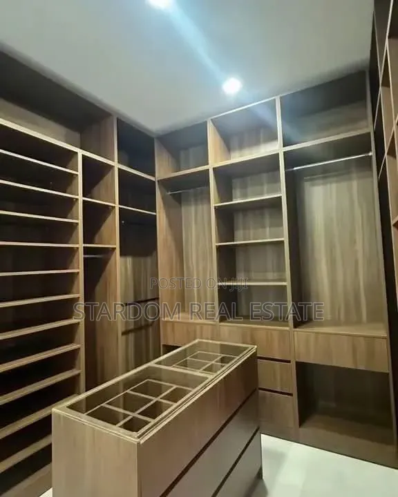 4bdrm Duplex in Sakumono for sale in Sakumono