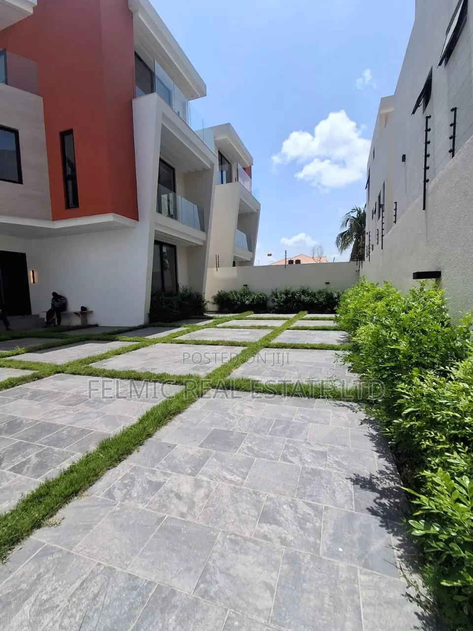 4bdrm Duplex in Felmic Real Estate, Dzorwulu for sale in Dzorwulu
