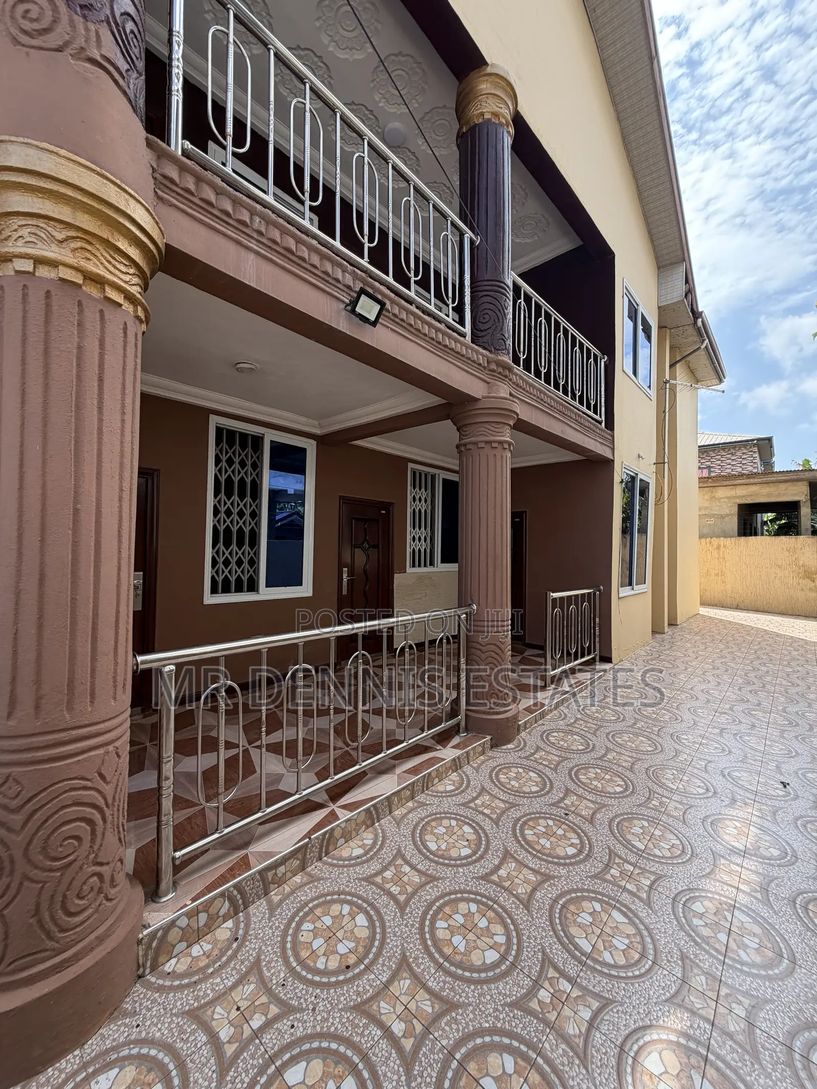 8bdrm Duplex in Westhillshills Mall for rent in West Hills Mall Area
