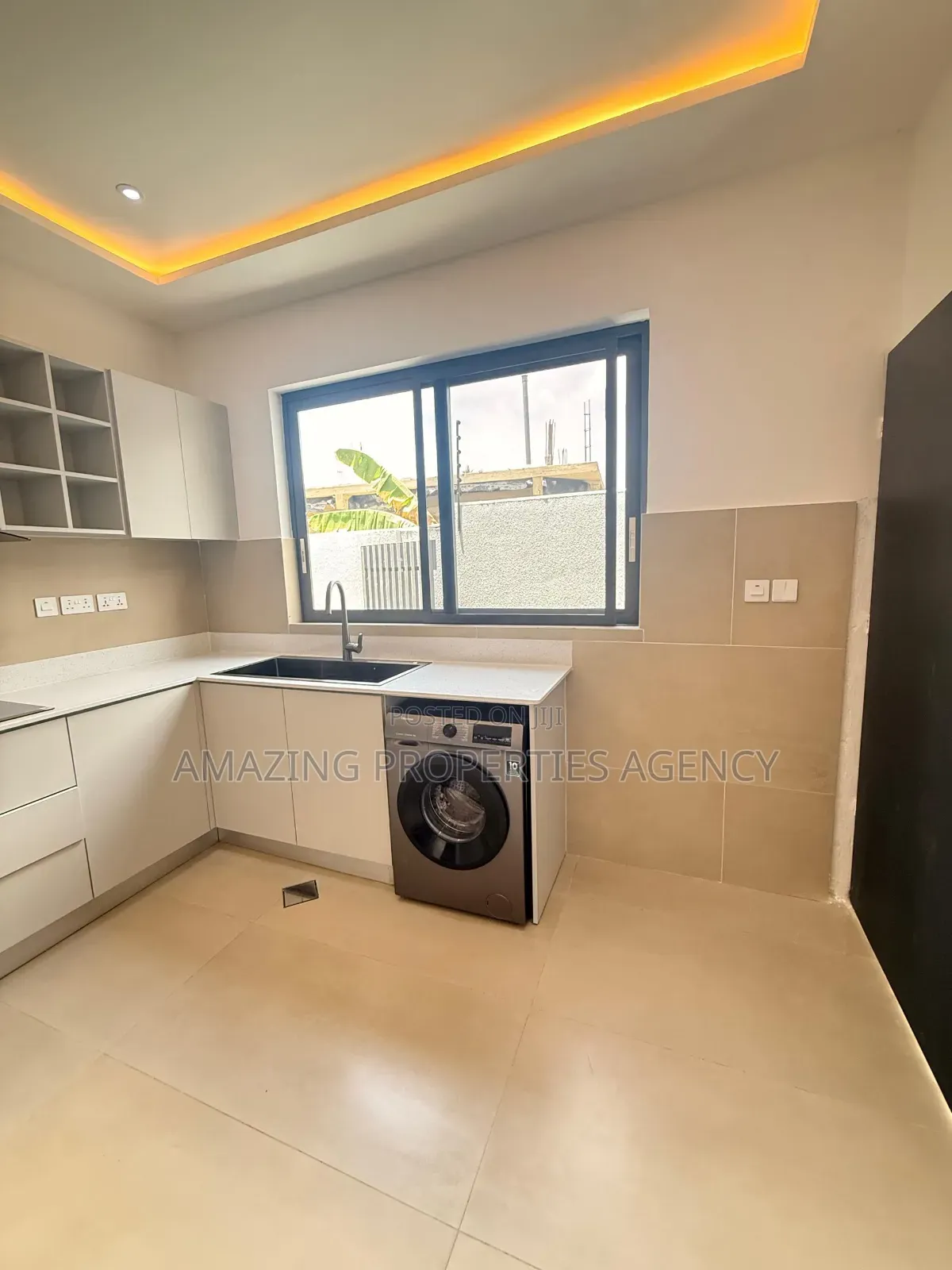 4bdrm Townhouse / Terrace in East Legon, American House for rent in American House