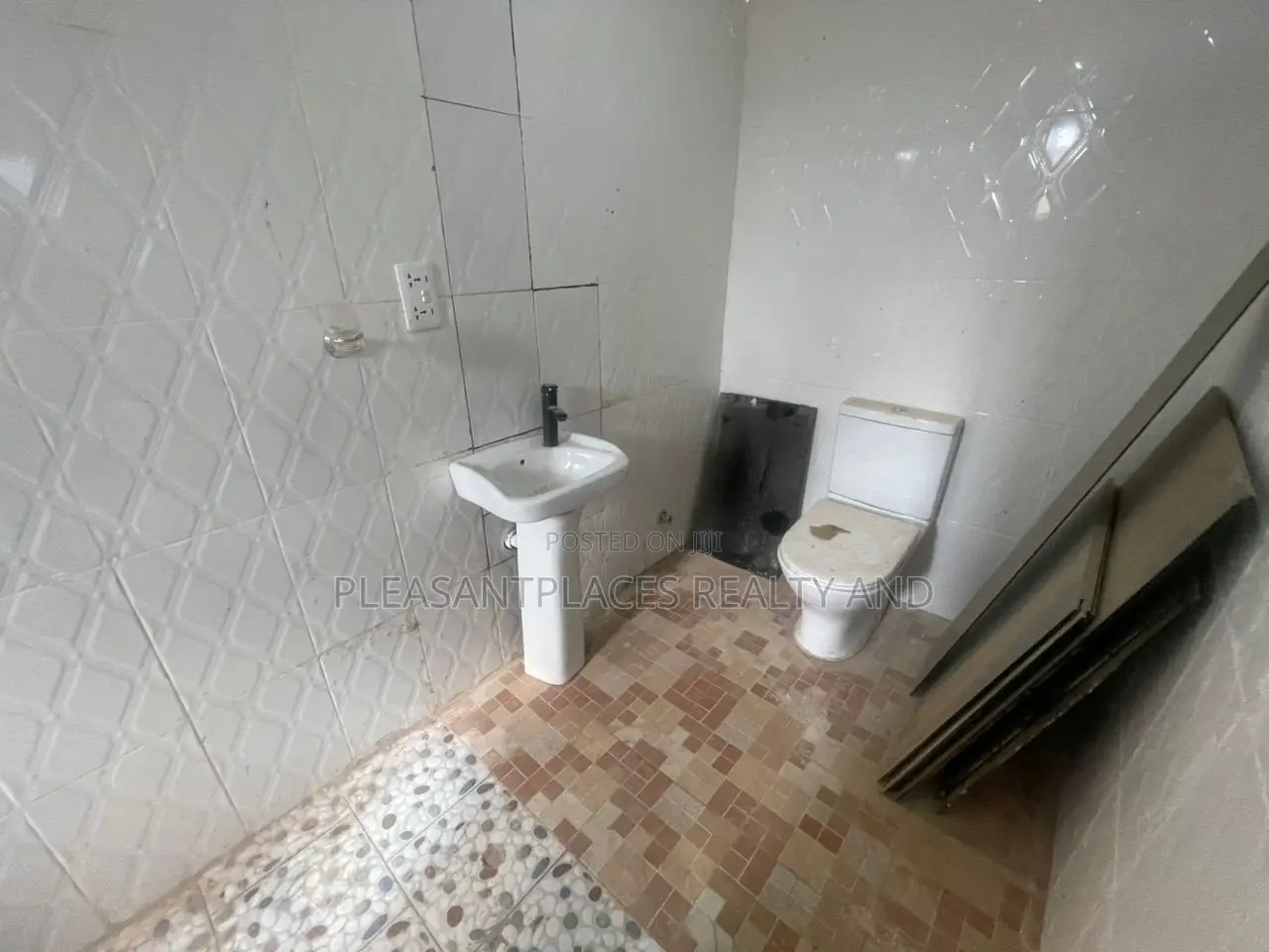4bdrm House in Pleasantplaces And, Kwabenya for rent in Kwabenya