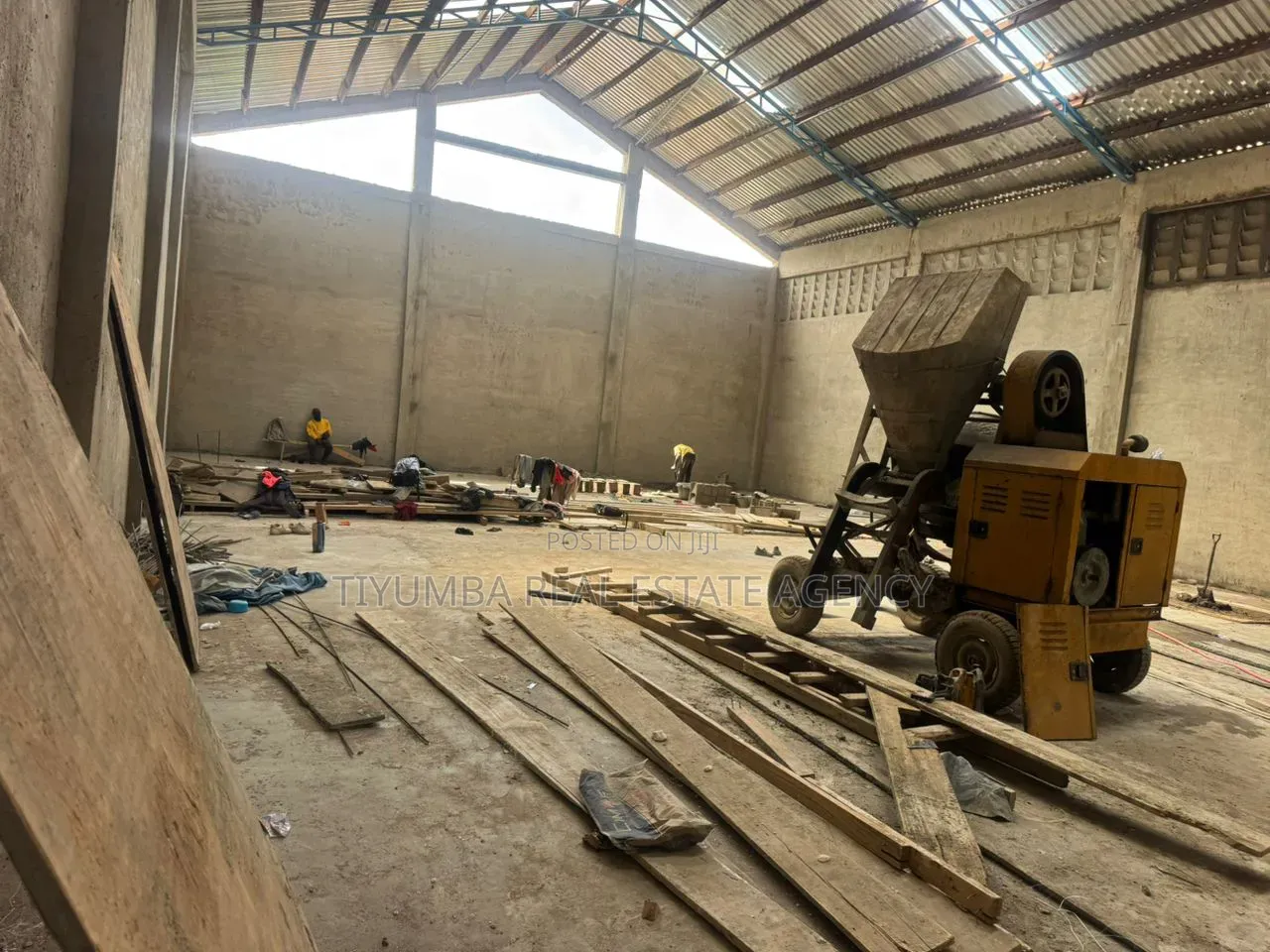 400sqm Warehouse at Tesano. in Abeka