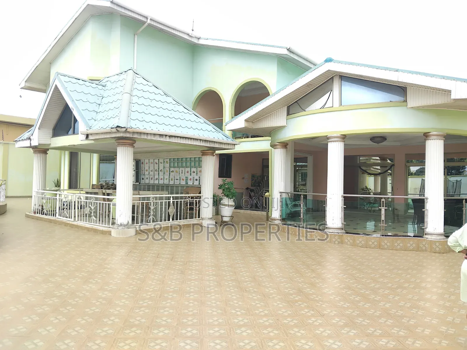 9bdrm Mansion in North Legon for sale in North Legon