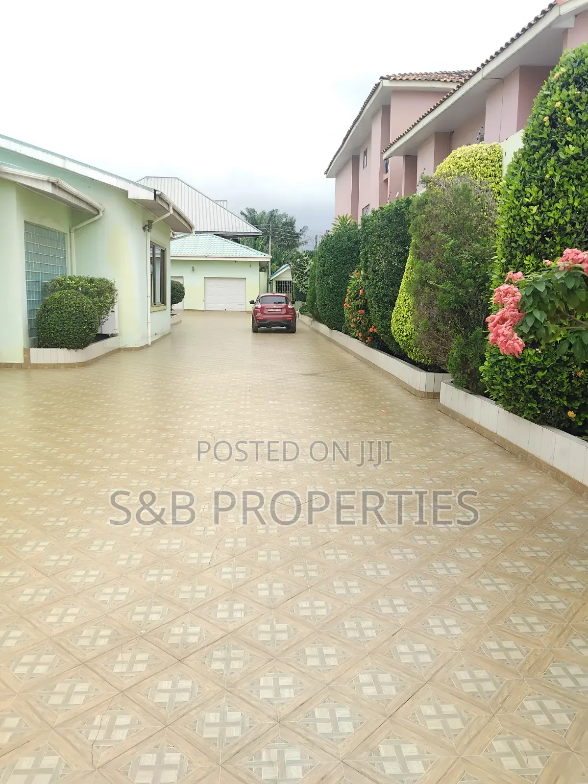 9bdrm Mansion in North Legon for sale in North Legon